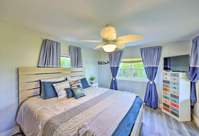 Lakeside Crescent City Cottage: Boat + Dock!