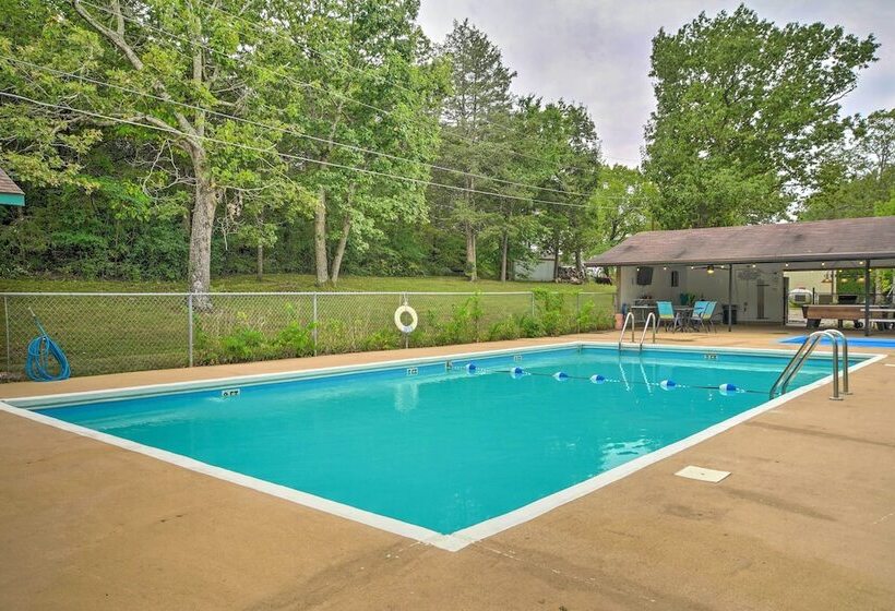 Lakeside Reeds Spring Home W/ Pool Access & Deck!