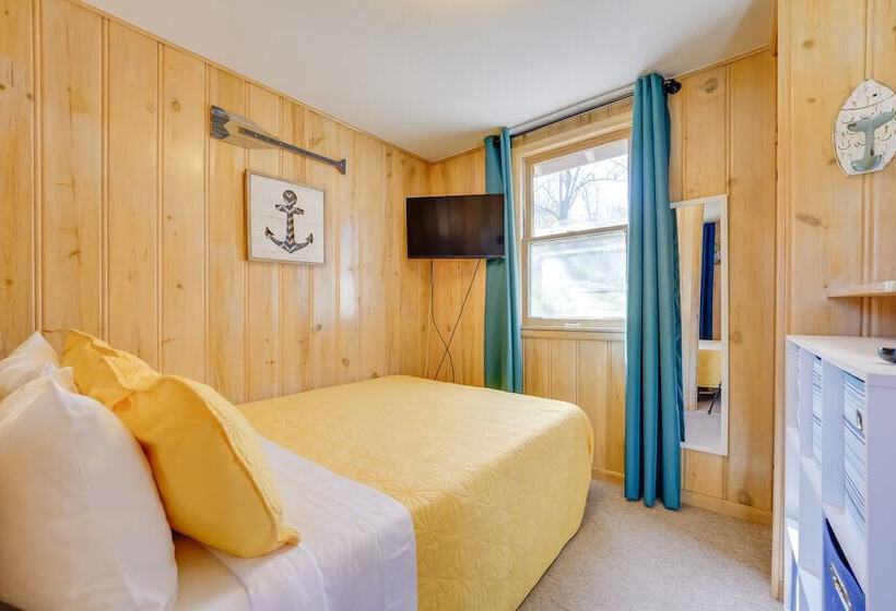 Lakeside Reeds Spring Home W/ Pool Access & Deck!