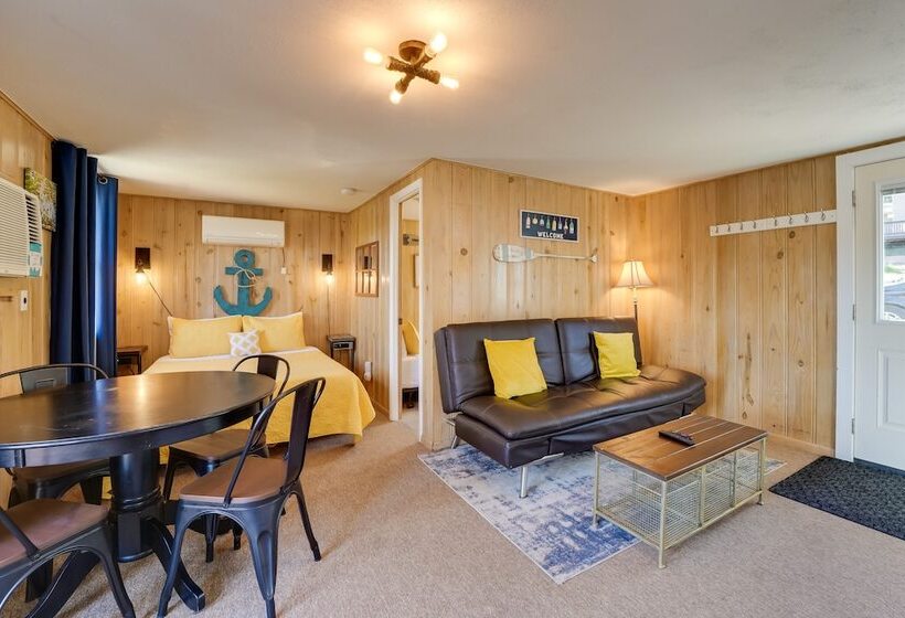 Lakeside Reeds Spring Home W/ Pool Access & Deck!