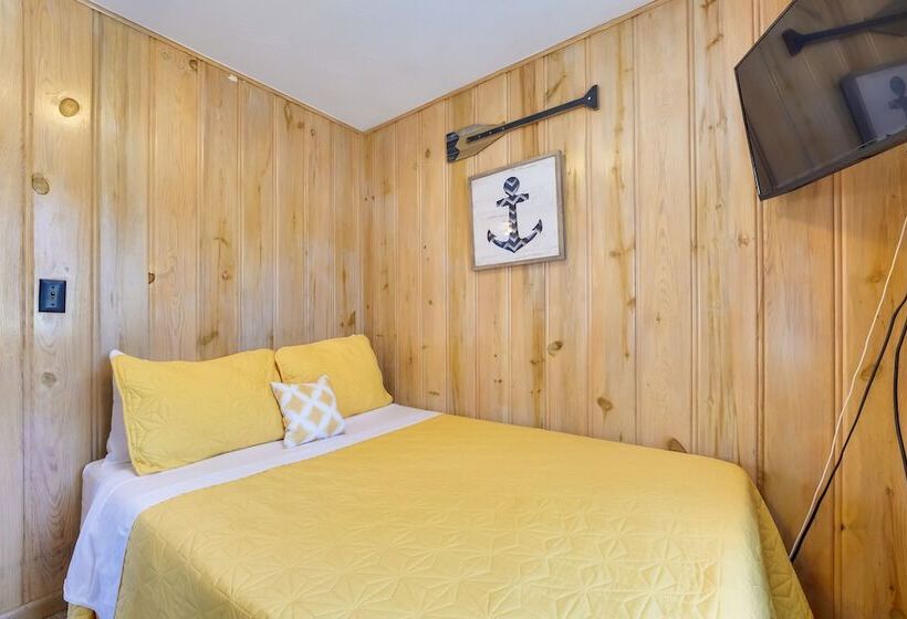 Lakeside Reeds Spring Home W/ Pool Access & Deck!