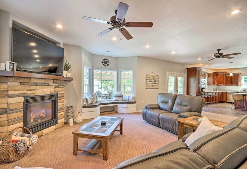 Dock & Jet Ski Slip: Lakeside Sunrise Beach Home!