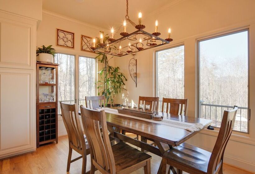 Landrum  Treehouse    Hot Tub & Trail Access!