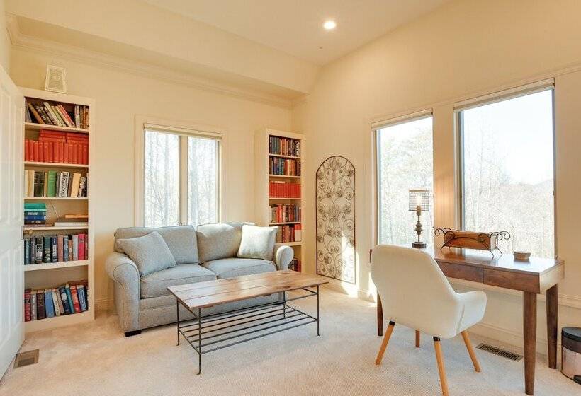 Landrum  Treehouse    Hot Tub & Trail Access!