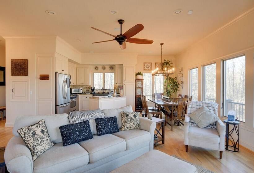 Landrum  Treehouse    Hot Tub & Trail Access!