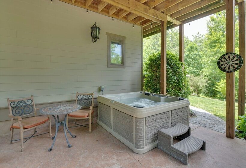 Landrum  Treehouse    Hot Tub & Trail Access!