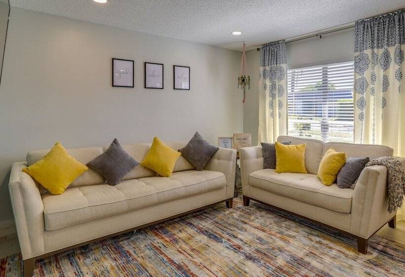 Largo Family Home W/ Sunroom & Back Patio!