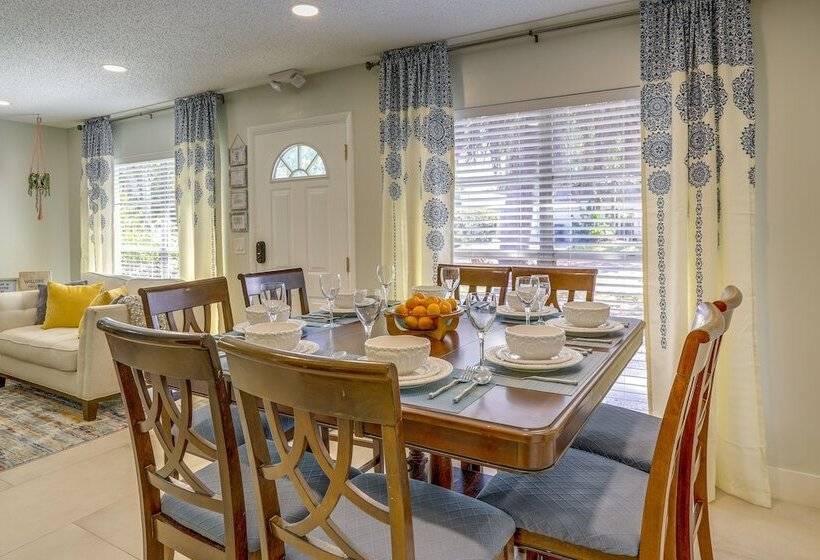 Largo Family Home W/ Sunroom & Back Patio!