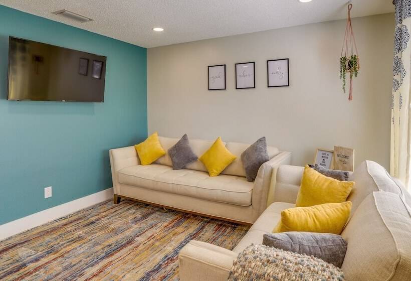 Largo Family Home W/ Sunroom & Back Patio!