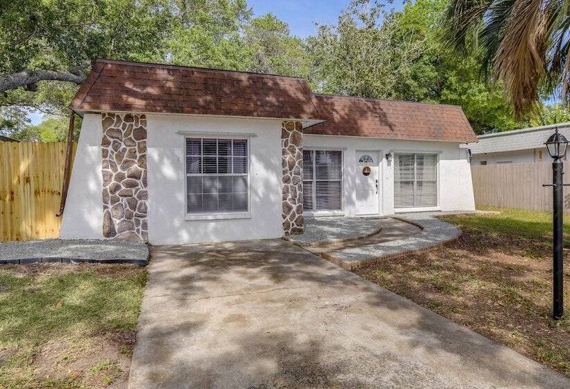 Largo Family Home W/ Sunroom & Back Patio!