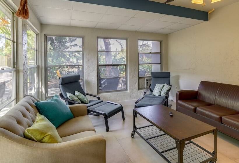 Largo Family Home W/ Sunroom & Back Patio!