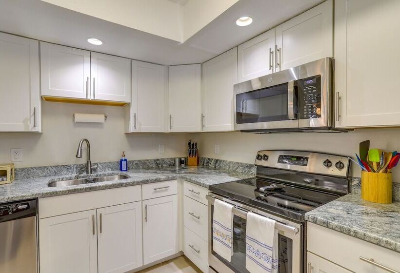 Largo Family Home W/ Sunroom & Back Patio!