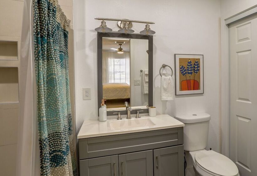 Largo Family Home W/ Sunroom & Back Patio!