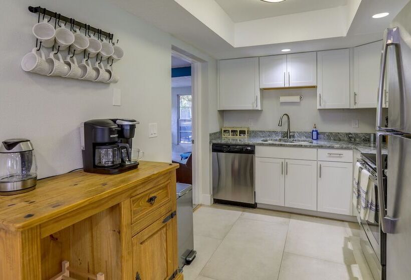 Largo Family Home W/ Sunroom & Back Patio!