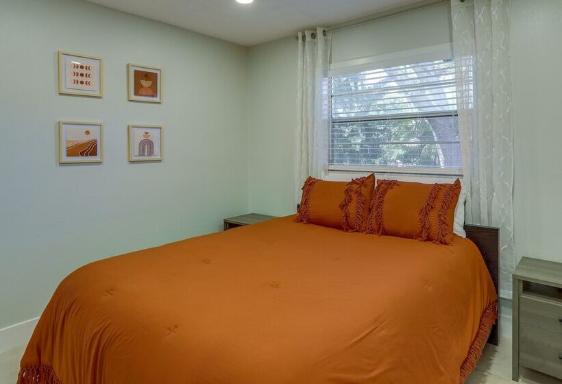 Largo Family Home W/ Sunroom & Back Patio!