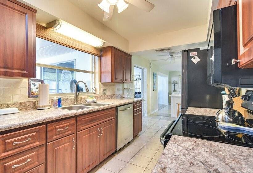 4 Mi To Dog Beach: Largo Home W/ Pool & Hot Tub!