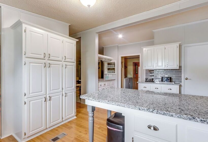 8 Mi To Beach: Lake View Haven In Linn Creek!