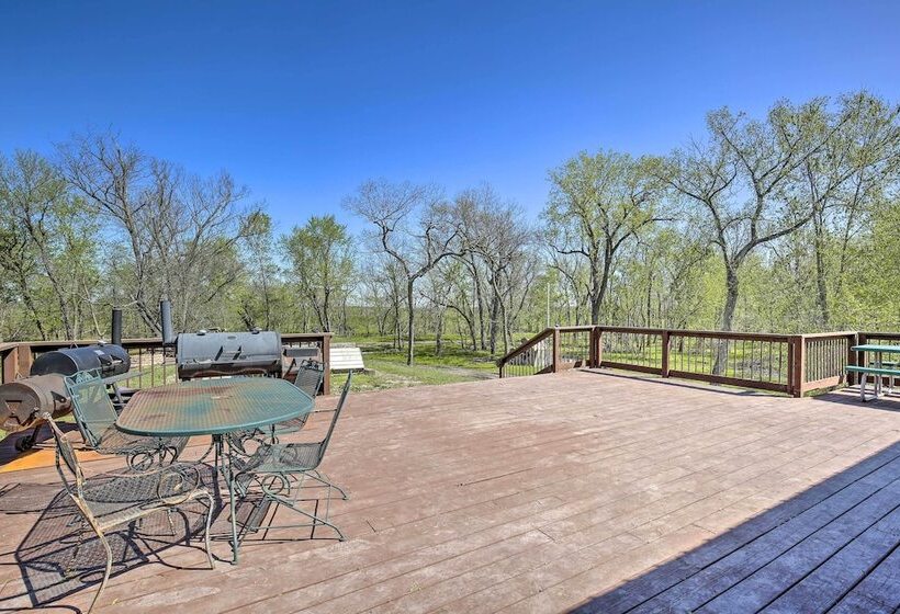 Lodge On 240 Acres W/ Deck, Grill & Fire Pit!
