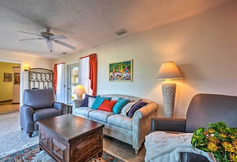 Lovely Lady Lake Home W/ Resort Amenities & Lanai!