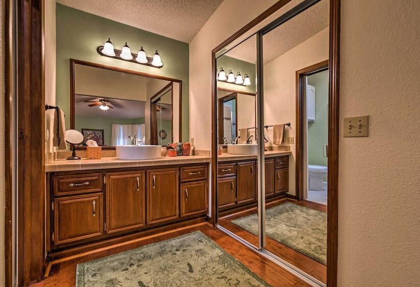 Lovely Lady Lake Home W/ Resort Amenities & Lanai!