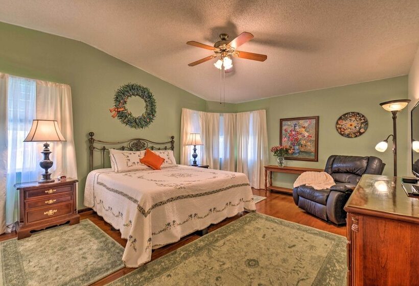 Lovely Lady Lake Home W/ Resort Amenities & Lanai!