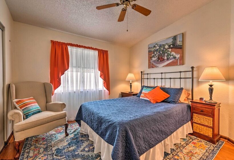 Lovely Lady Lake Home W/ Resort Amenities & Lanai!