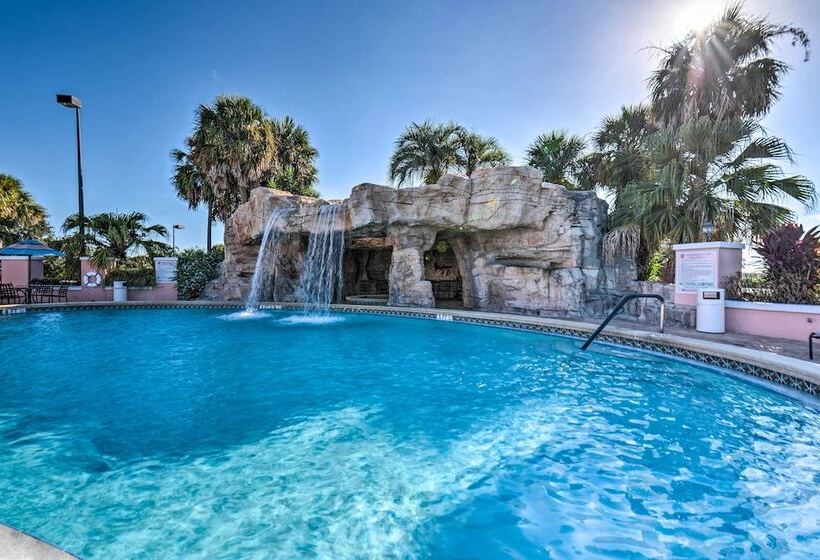 Lovely Lady Lake Home W/ Resort Amenities & Lanai!