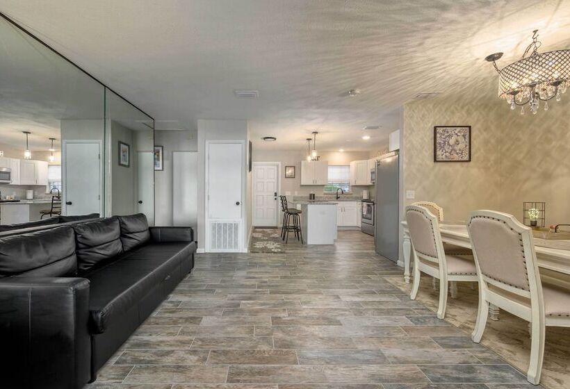 Lakefront Home W/ Screened Porch & Grill