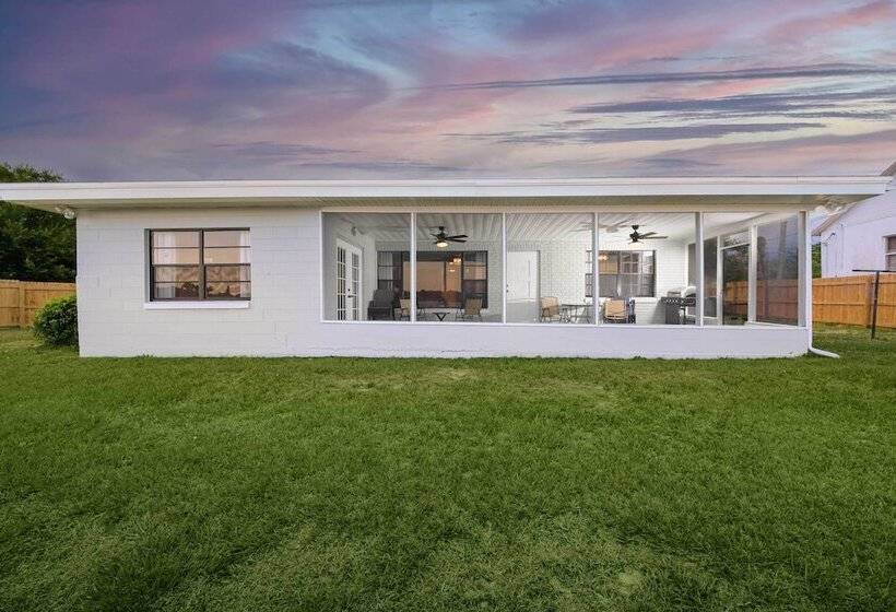 Lakefront Home W/ Screened Porch & Grill