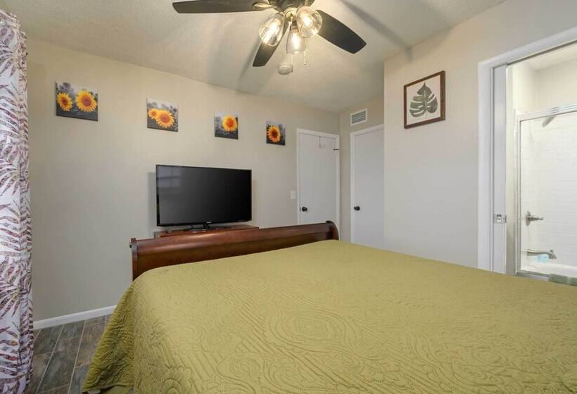 Lakefront Home W/ Screened Porch & Grill