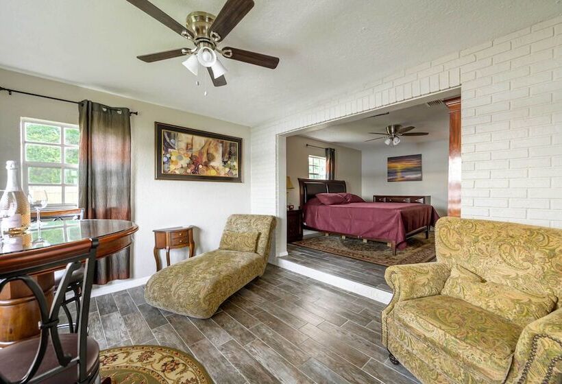 Lakefront Home W/ Screened Porch & Grill