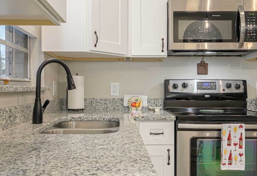 Lakefront Home W/ Screened Porch & Grill