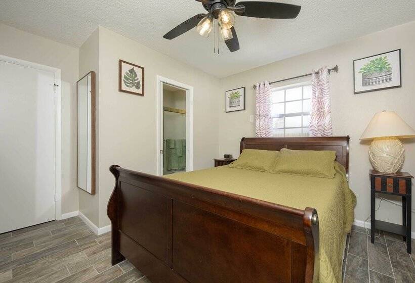 Lakefront Home W/ Screened Porch & Grill