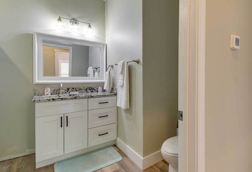 Lovely Vacation Home ~ 1 Mi To Ocean Isle Beach!