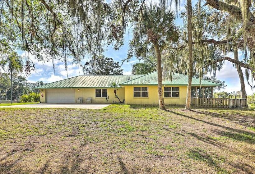 On Lake Istokpoga: Lorida Home W/ Lanai!