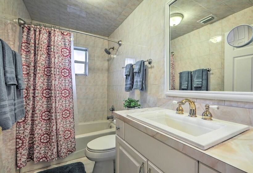 On Lake Istokpoga: Lorida Home W/ Lanai!