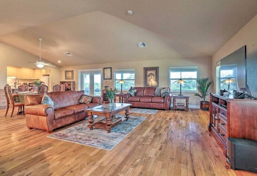 On Lake Istokpoga: Lorida Home W/ Lanai!