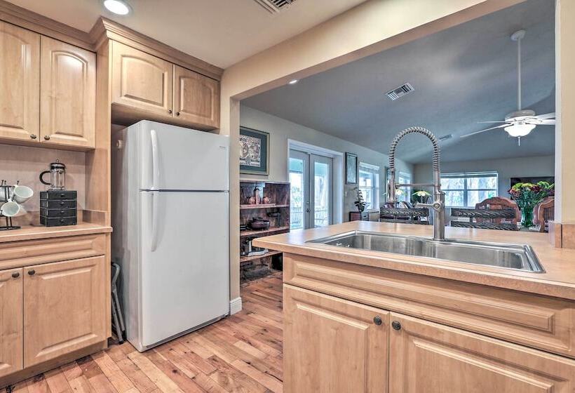 On Lake Istokpoga: Lorida Home W/ Lanai!