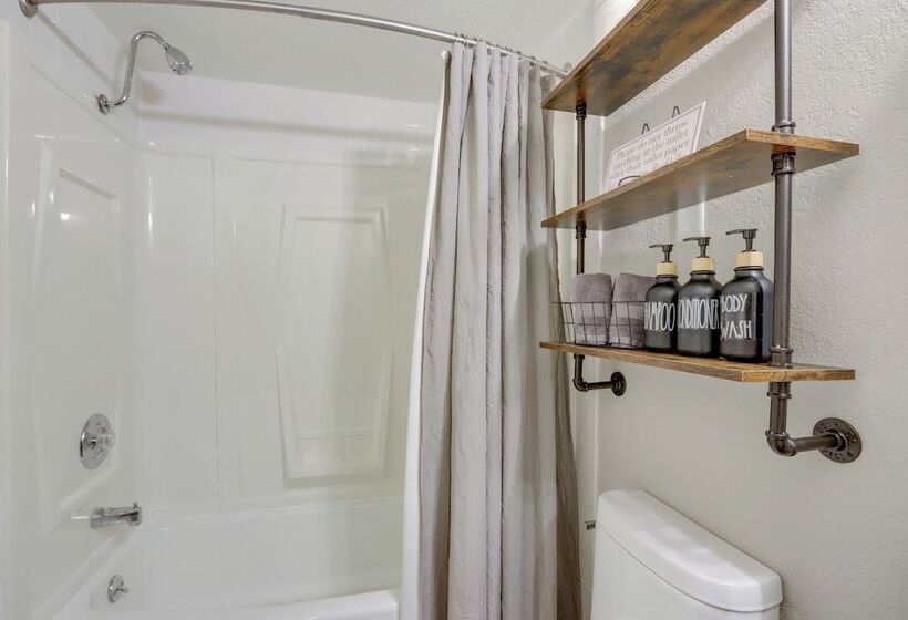 Spacious Decks & Dock: Margaritaville Home!