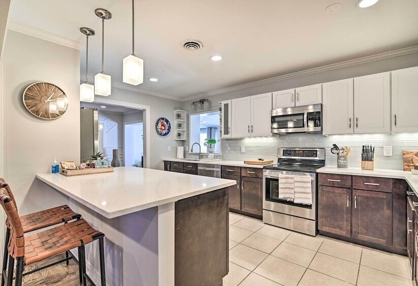 Mid Century Modern Escape In Central Lakeland!