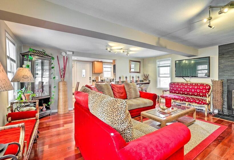 8 Mi To Downtown: Convenient Minneapolis Home