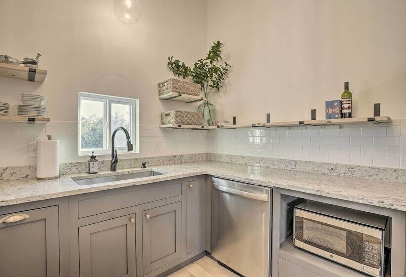 Modern Cottage Escape On Table Rock Lake!