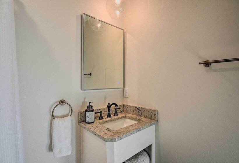 Modern Cottage Escape On Table Rock Lake!