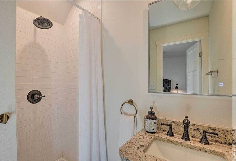 Modern Cottage Escape On Table Rock Lake!