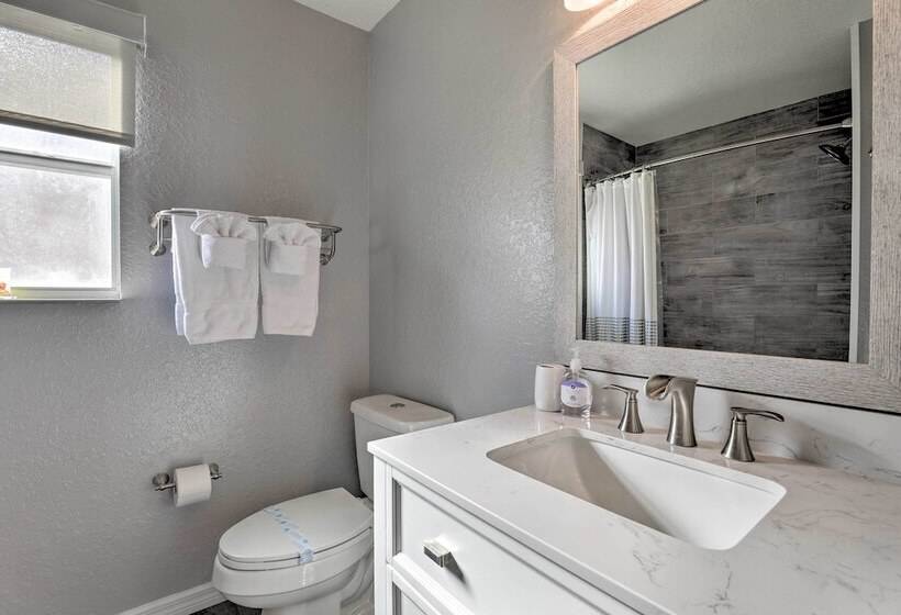 Private Pool & Hot Tub: Modern Davenport Home!