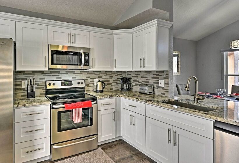 Private Pool & Hot Tub: Modern Davenport Home!