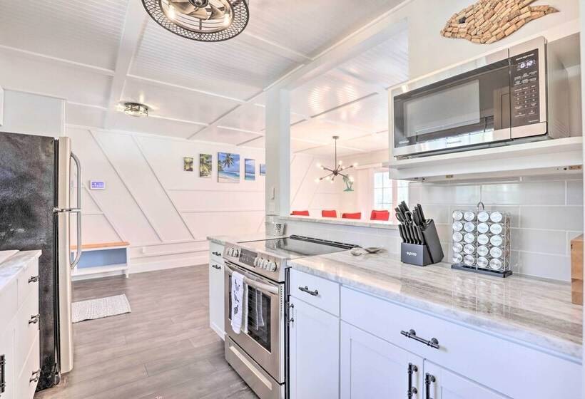 Modern Florida Home ~ 5 Mi To Surfside Park!