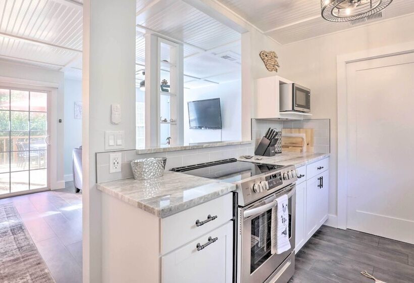 Modern Florida Home ~ 5 Mi To Surfside Park!