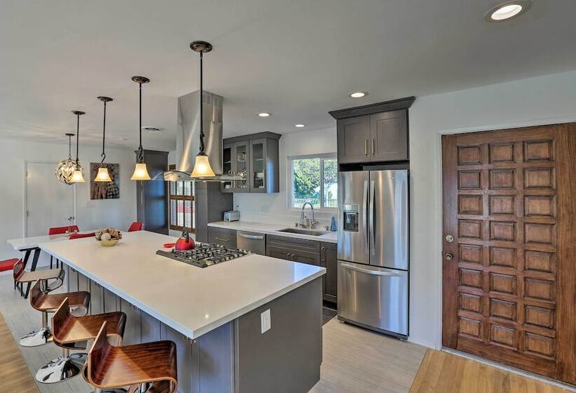 Oceanside Home W/ Patio & Grill, Walk To Beach!