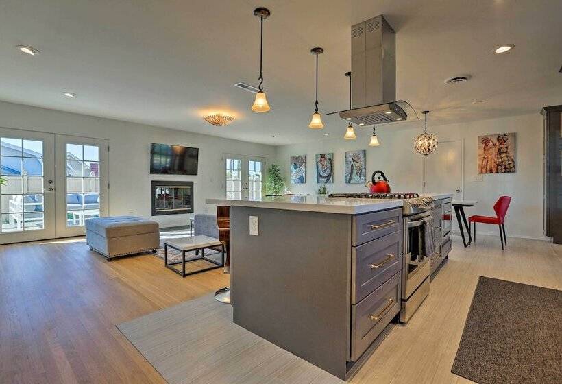 Oceanside Home W/ Patio & Grill, Walk To Beach!